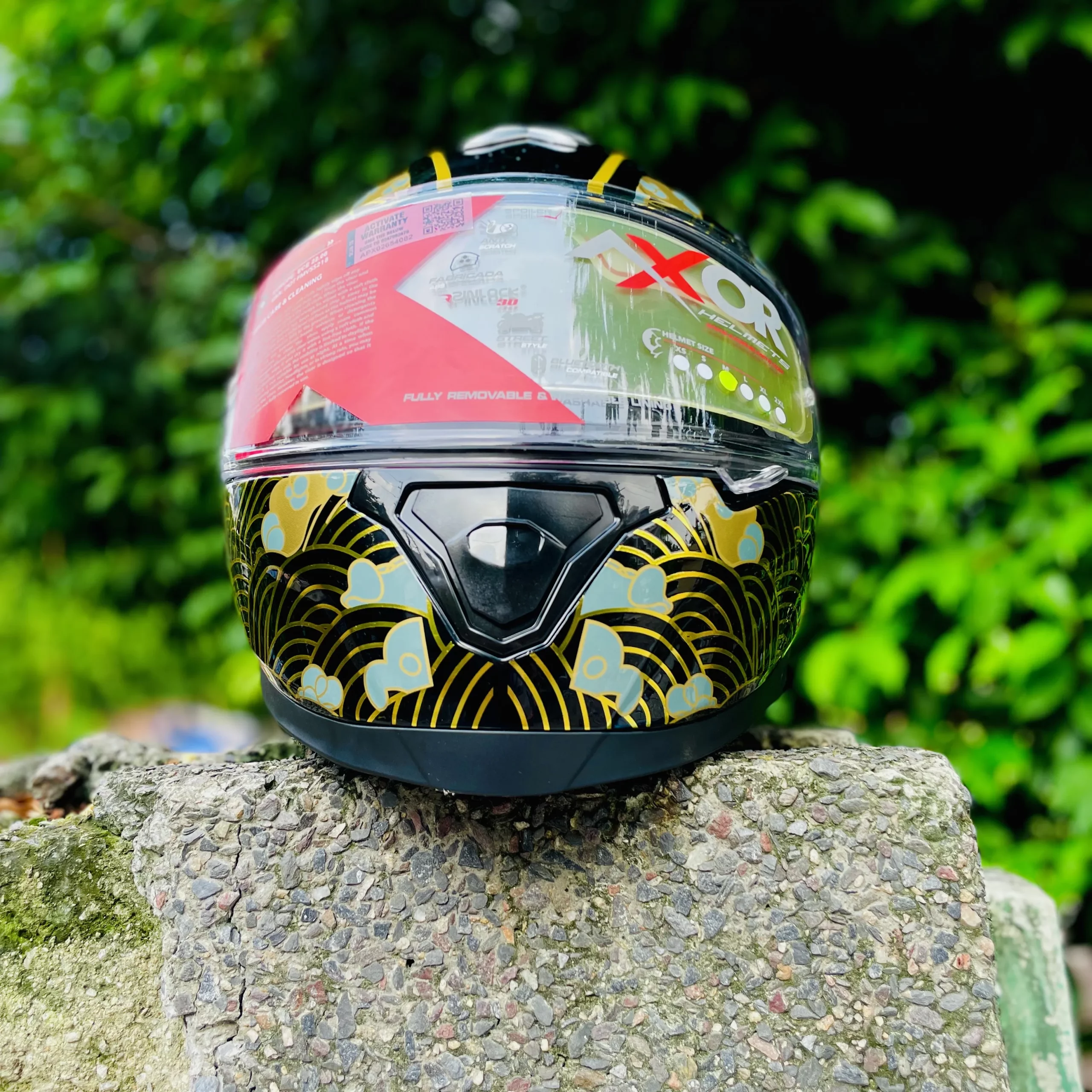 Axor Apex Infinity full face helmet black gold – clear visor front view Axor Apex Infinity full face helmet black gold – clear visor front view