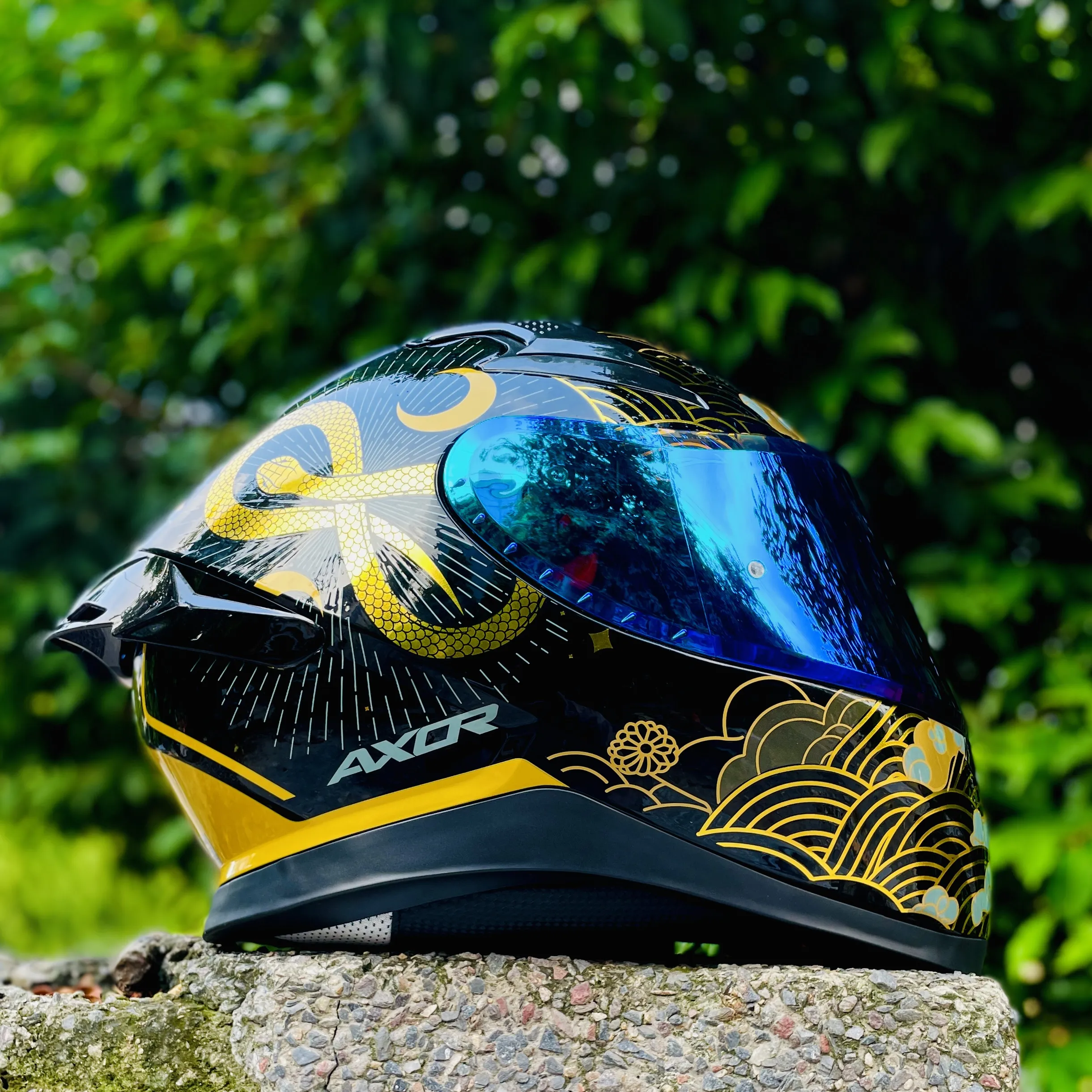 Axor Apex Infinity full face helmet black gold – iridium blue visor right side Axor Apex Infinity full face helmet black gold – iridium blue visor right side