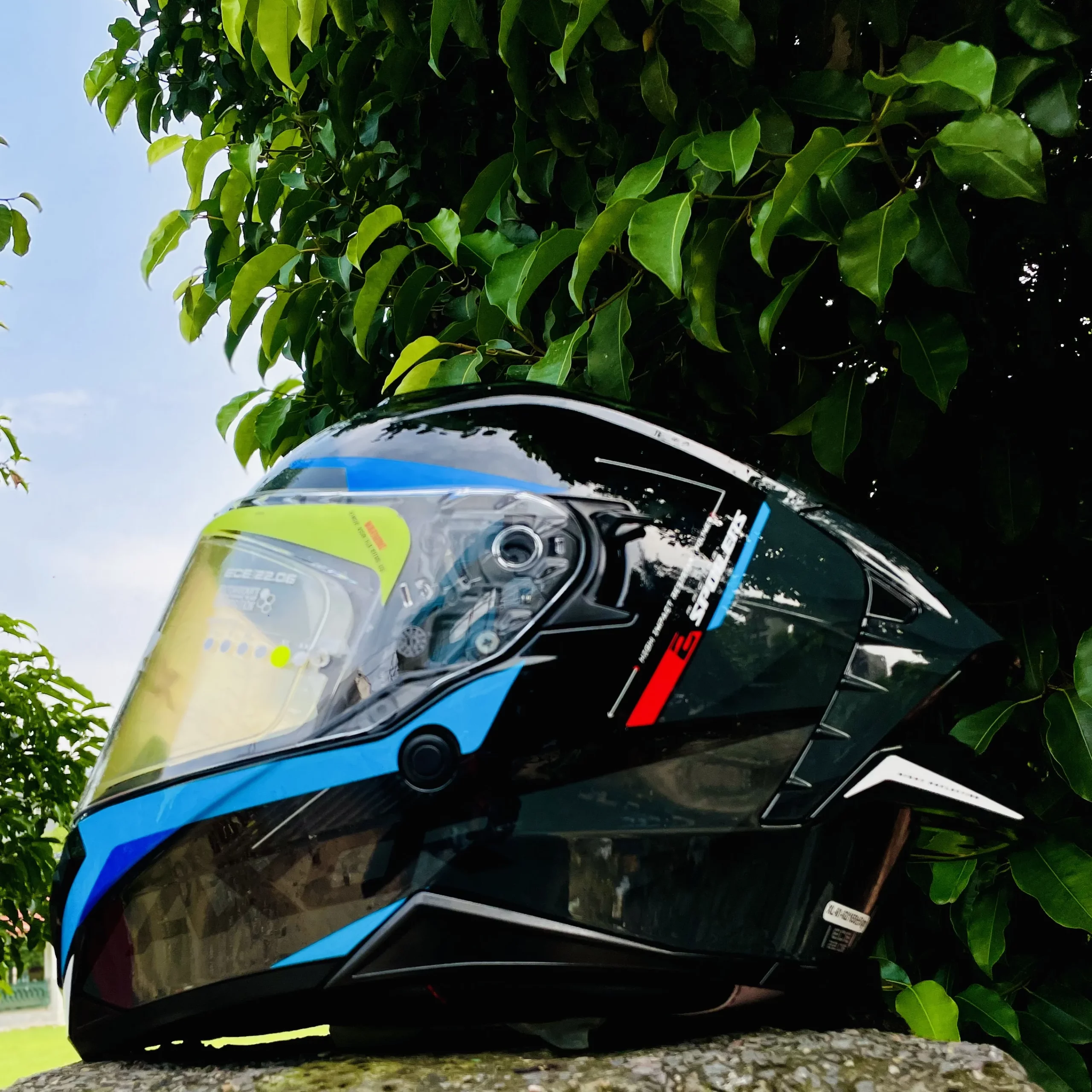 Axor Brutale Krytic Dual Spoiler Helmet – Black and Blue Right Side View